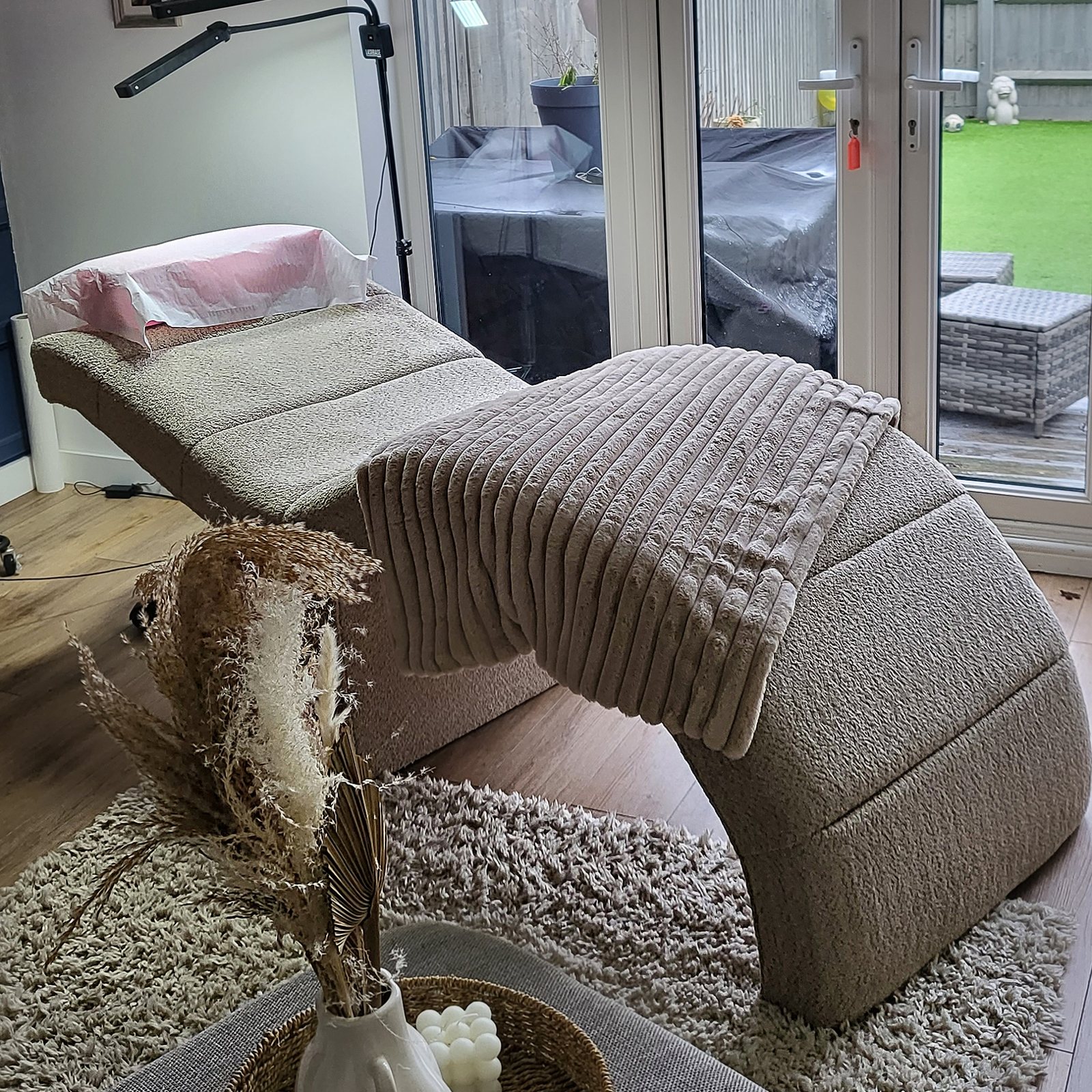 The treatment room with its curved lash bed